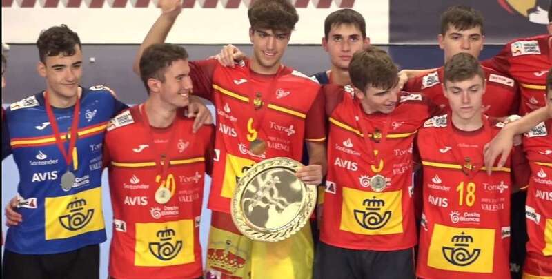 Ezequiel Conde sostiene con su mano el trofeo que da España como ganador del campeonato/TA.